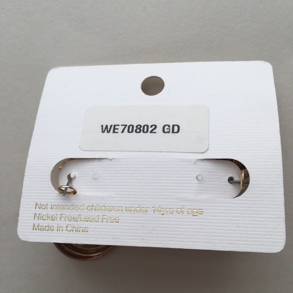 IN BETWEEN New York Gold Colored Hoop Earrings - Picture 3 of 3